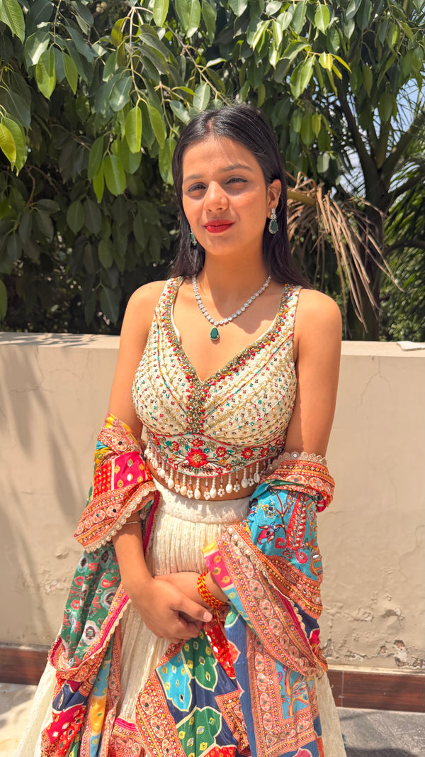 This emerald diamond necklace looks incredibly real with a stunning shine. It feels like real jewellery and is perfect as a statement necklace for weddings or parties. I received so many compliments wearing it! Love you, Elvara Jewels!